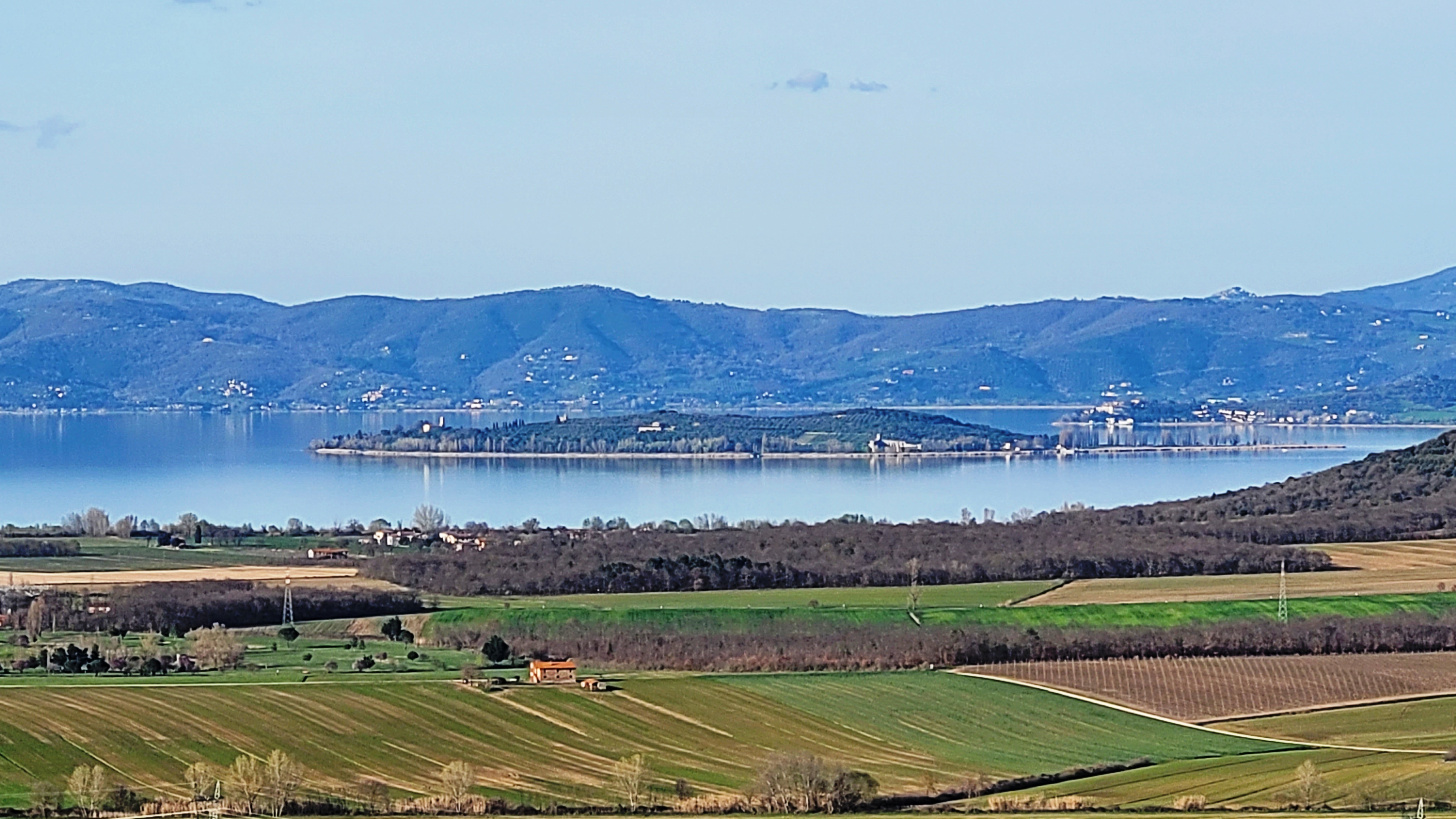 Lago Trasimeno con isola Polvese visti da Panicale